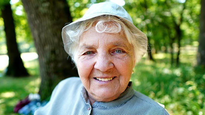 ¿Por qué pierden los dientes las personas mayores?