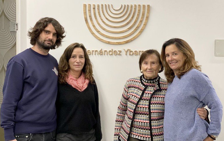 Tres generaciones unidas por 20.000 sonrisas